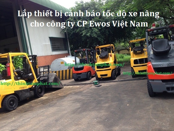 thiet-bi-canh-bao-toc-do-xe-nang